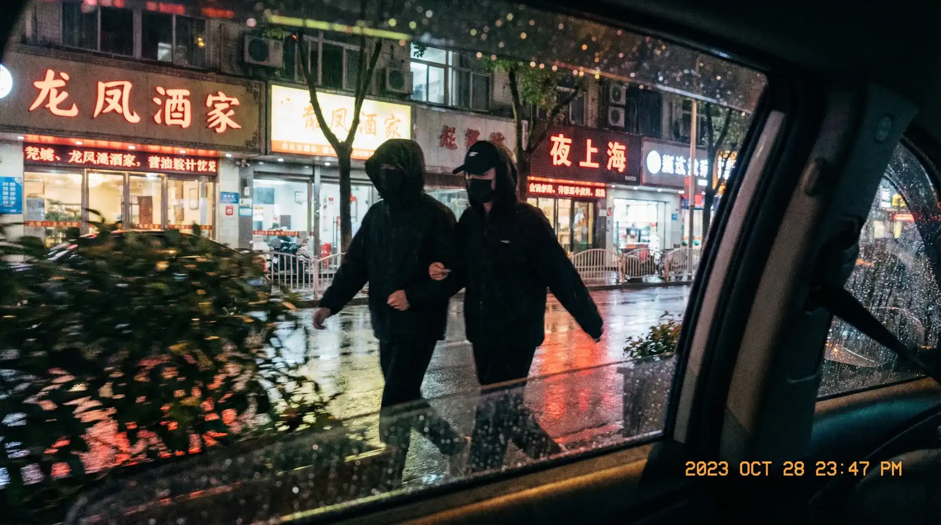 日本成人av - 顶流明星深夜密会现场抓拍照片